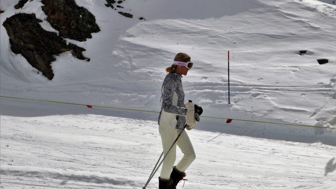 Женщина занимается спортом зимой